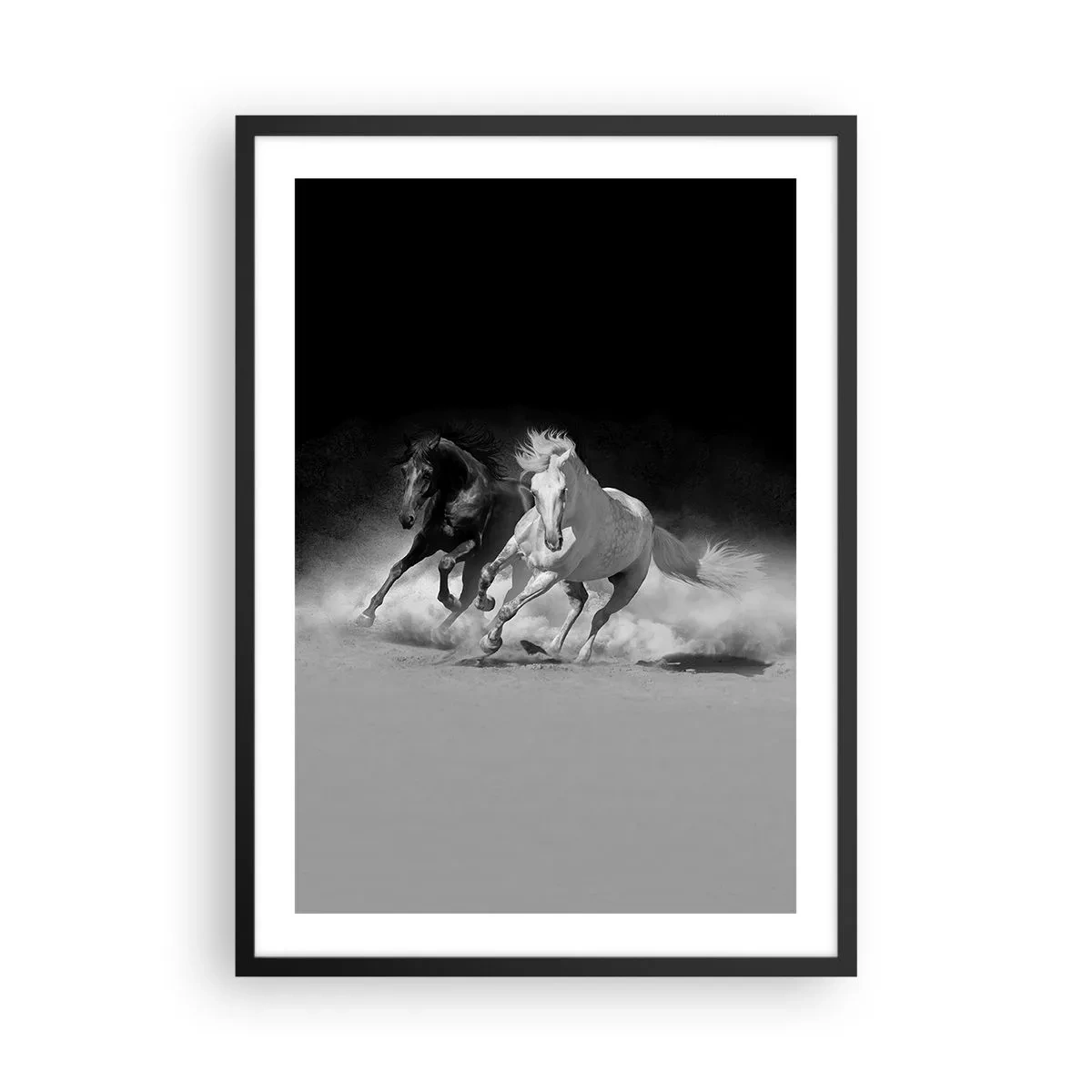 Poster in einem schwarzem Rahmen - Galoppierende Pferde vor monochromem Hintergrund - 50x70cm - Galopp der Freiheit - Moderne Wanddekoration für Wohnzimmer und Schlafzimmer ARTTOR