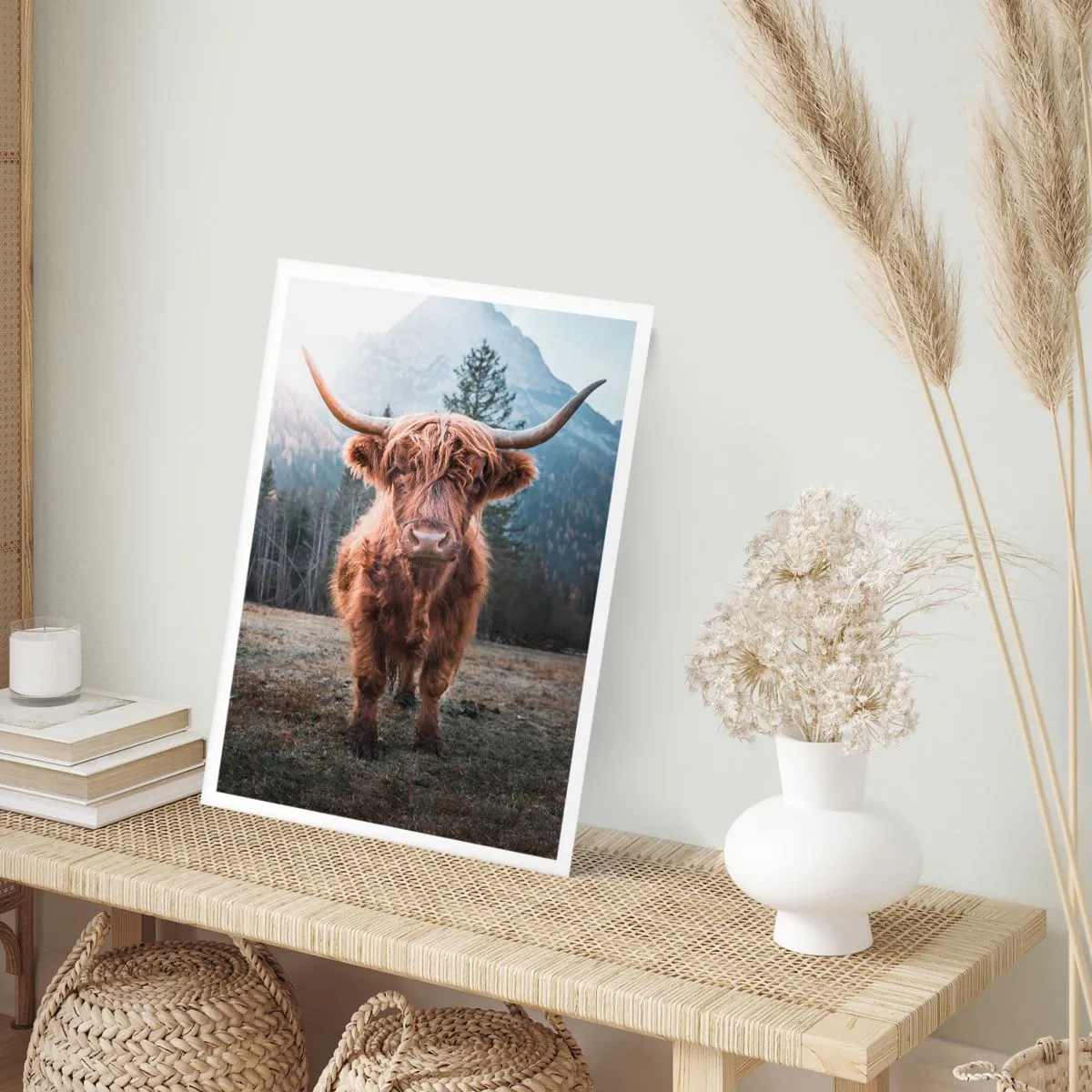 Poster - Schottische Hochlandkuh mit majestätischen Bergen im Hintergrund - 50x70cm - Grüße von der Bergwiese - Moderne Wanddekoration für Wohnzimmer und Schlafzimmer ARTTOR