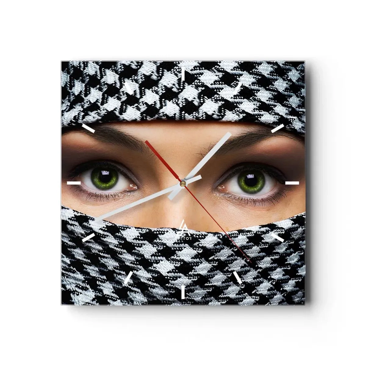 Wanduhr - Glasuhr - Hinter einem schwarz-weiß gemusterten Stoff verbergen sich die grünen Augen einer Frau. - 30x30cm - Ein Porträt einer verschleierten grünäugigen Schönheit - Moderne Wanddekoration für Wohnzimmer und Schlafzimmer ARTTOR