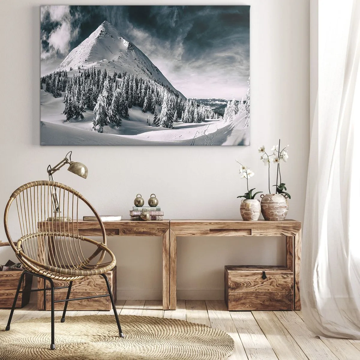 Bild auf Leinwand - Leinwandbild - Ein schneebedeckter Berggipfel, umgeben von einem Winterwald - 120x80cm - Das Land aus Schnee und Eis - Moderne Wanddekoration für Wohnzimmer und Schlafzimmer ARTTOR