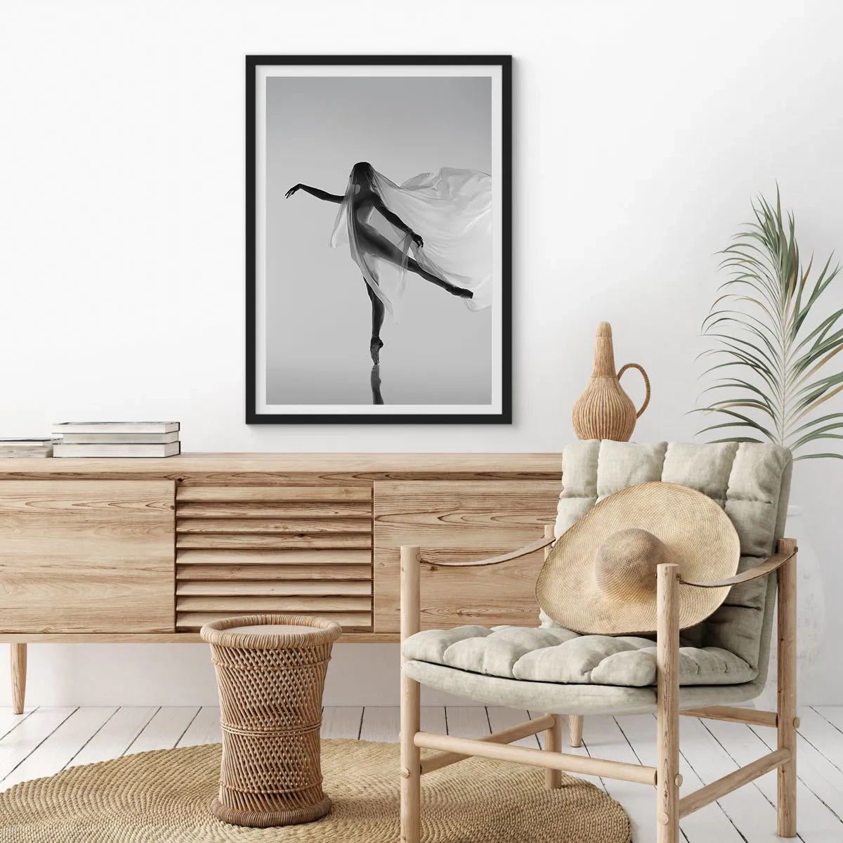 Poster in einem schwarzem Rahmen - Eine Tänzerin in einem luftigen Schleier in einer Schwarz-Weiß-Komposition - 50x70cm - Leichtigkeit und Anmut - Moderne Wanddekoration für Wohnzimmer und Schlafzimmer ARTTOR