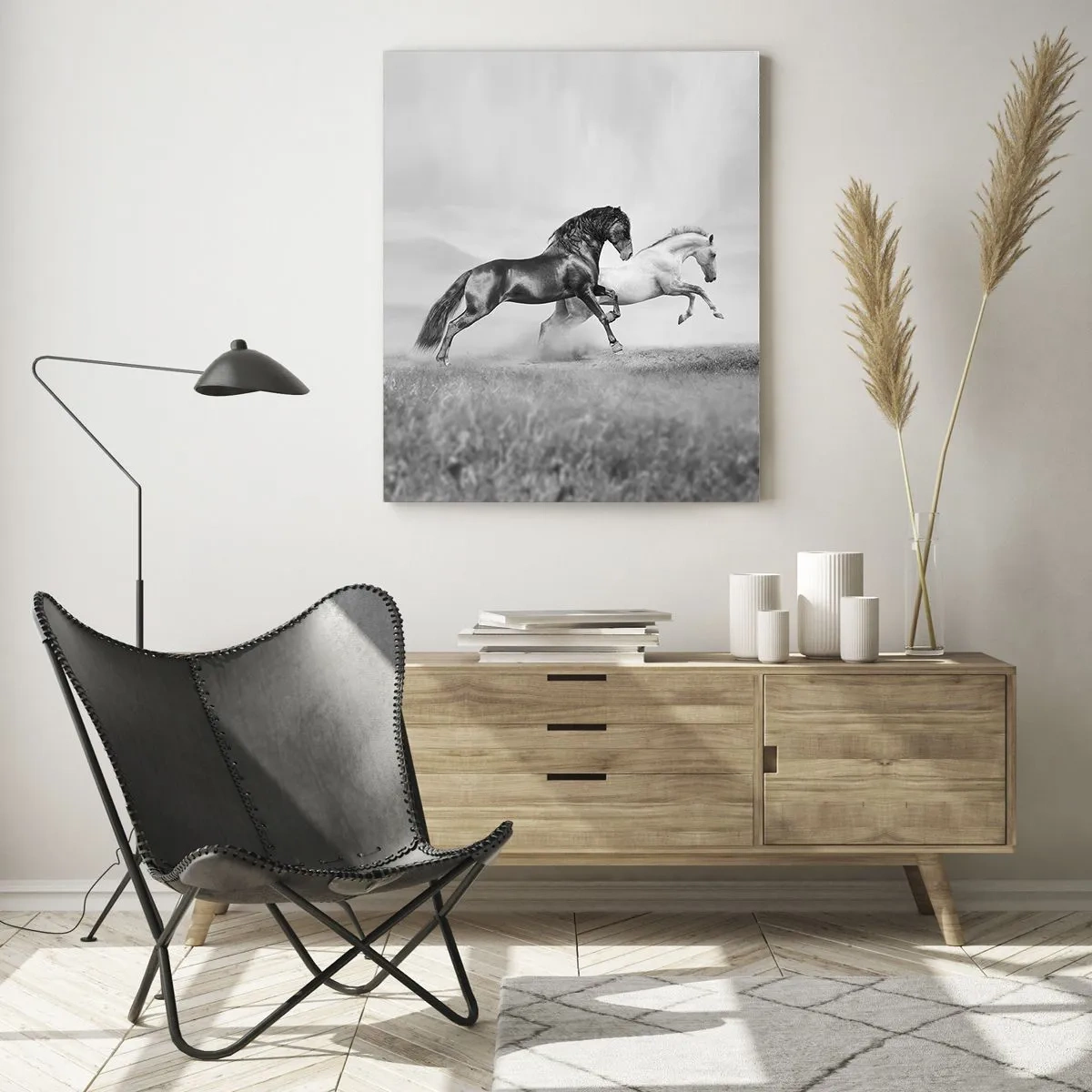Glasbild - Bild auf glas - Zwei galoppierende Pferde in einer dynamischen Schwarz-Weiß-Komposition - 80x120cm - Engel und Dämonen - Moderne Wanddekoration für Wohnzimmer und Schlafzimmer ARTTOR