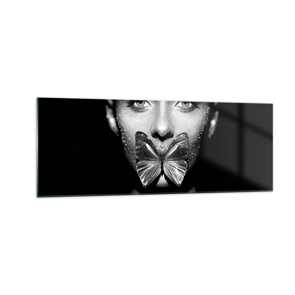 Glasbild - Bild auf glas - Schwarz-weißes Frauengesicht mit einem Schmetterling auf den Lippen - 140x50cm - Schmetterlingskuss - Moderne Wanddekoration für Wohnzimmer und Schlafzimmer ARTTOR