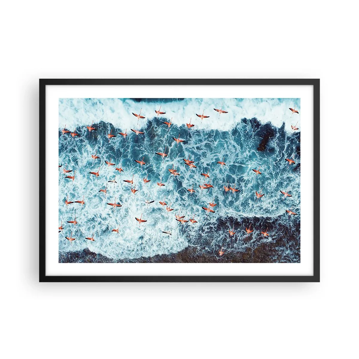 Poster in einem schwarzem Rahmen - Eine Vogelperspektive auf rosa Flamingos über einem blauen Ozean - 70x50cm - Die Küstenparade - Moderne Wanddekoration für Wohnzimmer und Schlafzimmer ARTTOR