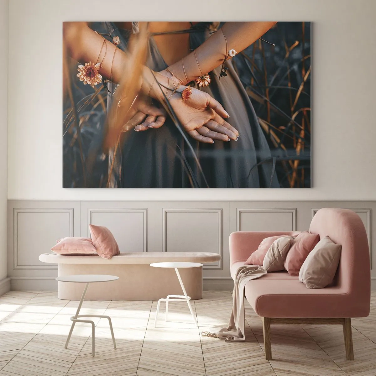 Glasbild - Bild auf glas - Nahaufnahme der gefalteten Hände einer Frau mit Blumen vor einem grasbewachsenen Hintergrund - 120x80cm - Verbunden mit der Natur - Moderne Wanddekoration für Wohnzimmer und Schlafzimmer ARTTOR