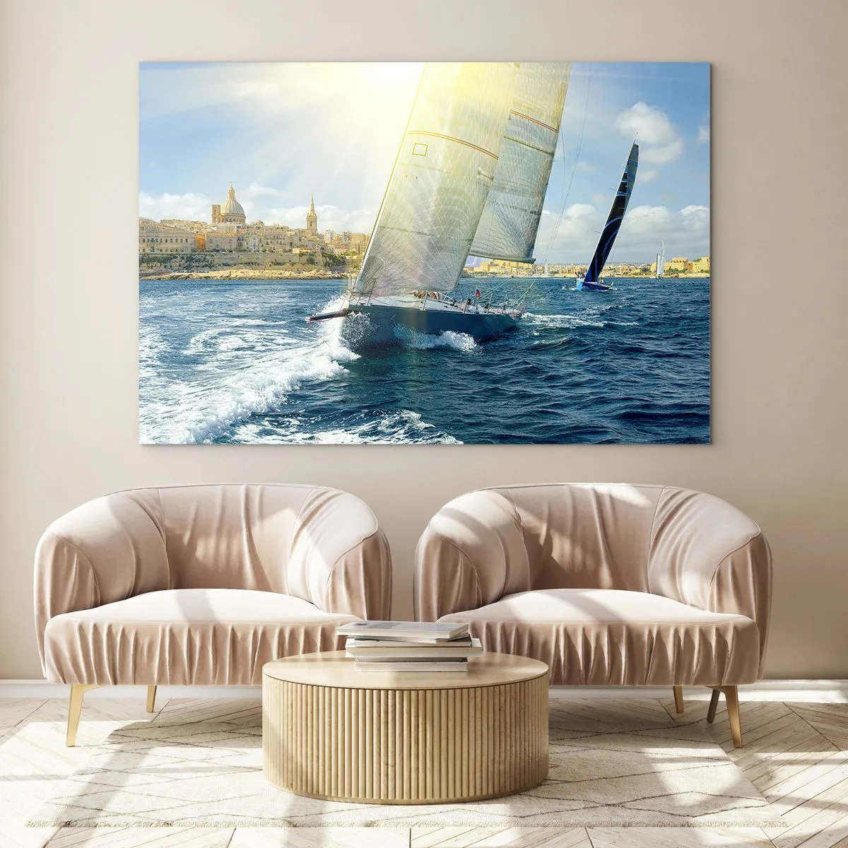 Glasbild - Bild auf glas - Eine Yacht, die an einem sonnigen Tag vor der Kulisse einer Stadt segelt - 70x50cm - Es ist Zeit die Stadt zu verlassen - Moderne Wanddekoration für Wohnzimmer und Schlafzimmer ARTTOR