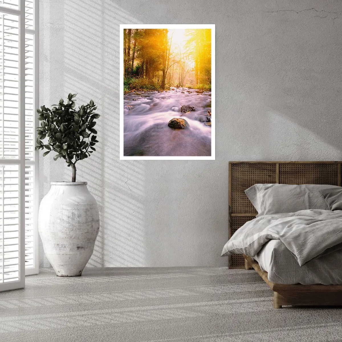 Poster - Ein Bach im Wald im Sonnenlicht - 50x70cm - Malachit im Silber- und Goldrahmen - Moderne Wanddekoration für Wohnzimmer und Schlafzimmer ARTTOR