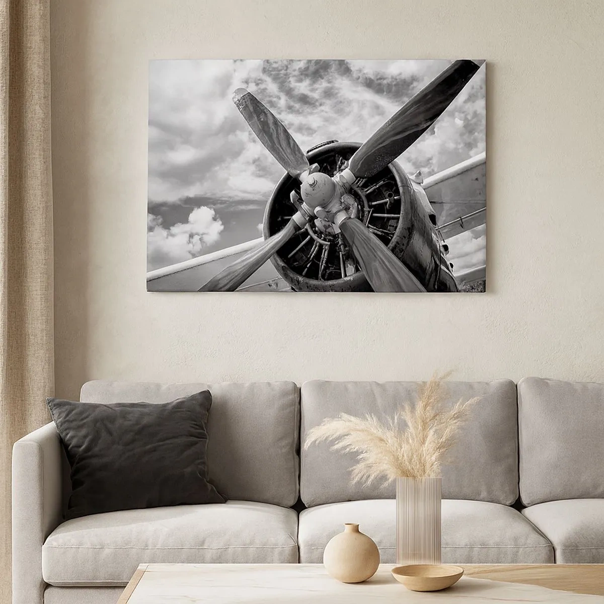 Bild auf Leinwand - Leinwandbild - Ein Schwarzweißfoto eines Flugzeugpropellers vor einem dynamischen Himmel. - 70x50cm - Eroberer der Lüfte - Moderne Wanddekoration für Wohnzimmer und Schlafzimmer ARTTOR