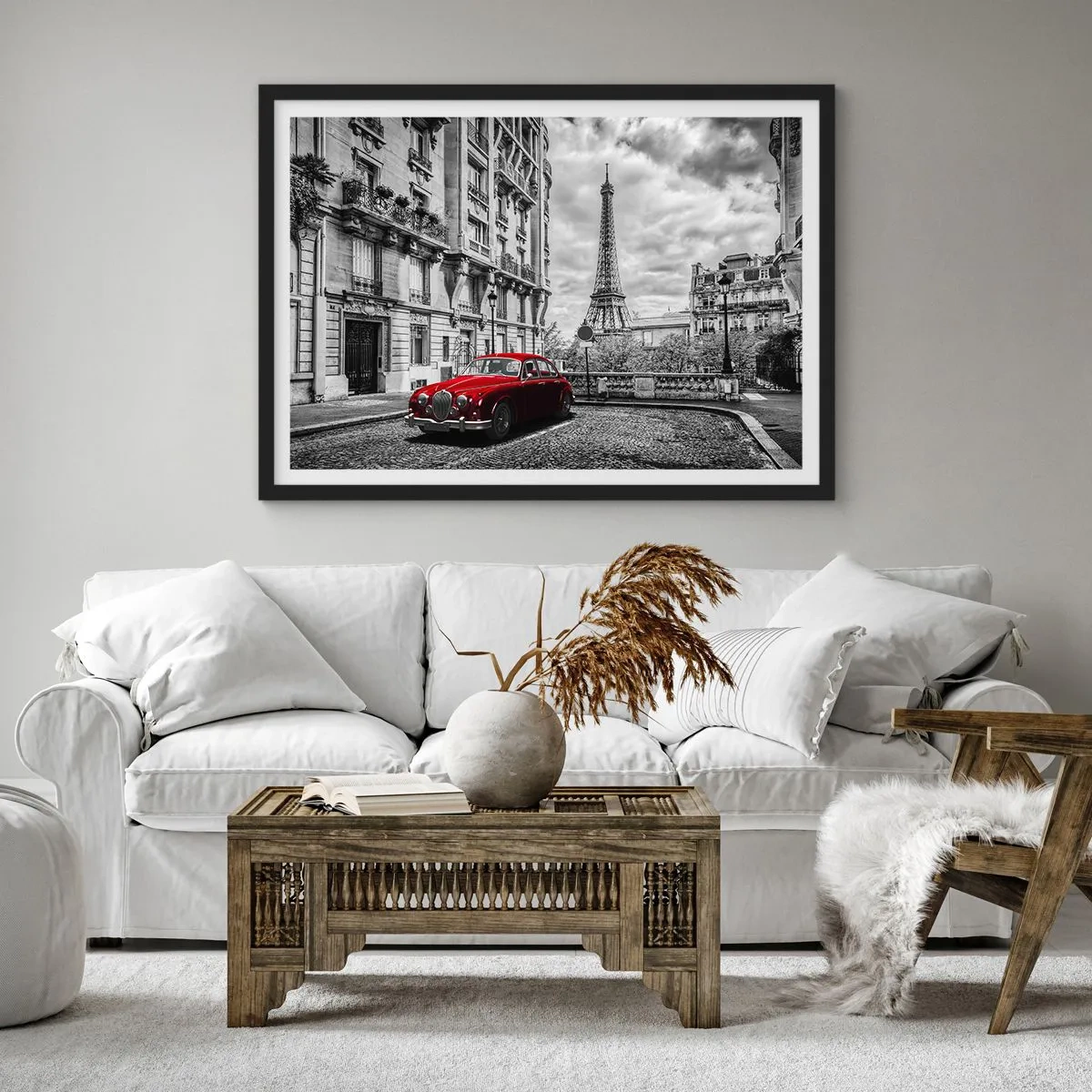 Poster in einem schwarzem Rahmen - Ein rotes Auto mit dem Eiffelturm im Hintergrund in einer schwarz-weißen Umgebung - 70x50cm - Raubtier in der Stadt - Moderne Wanddekoration für Wohnzimmer und Schlafzimmer ARTTOR