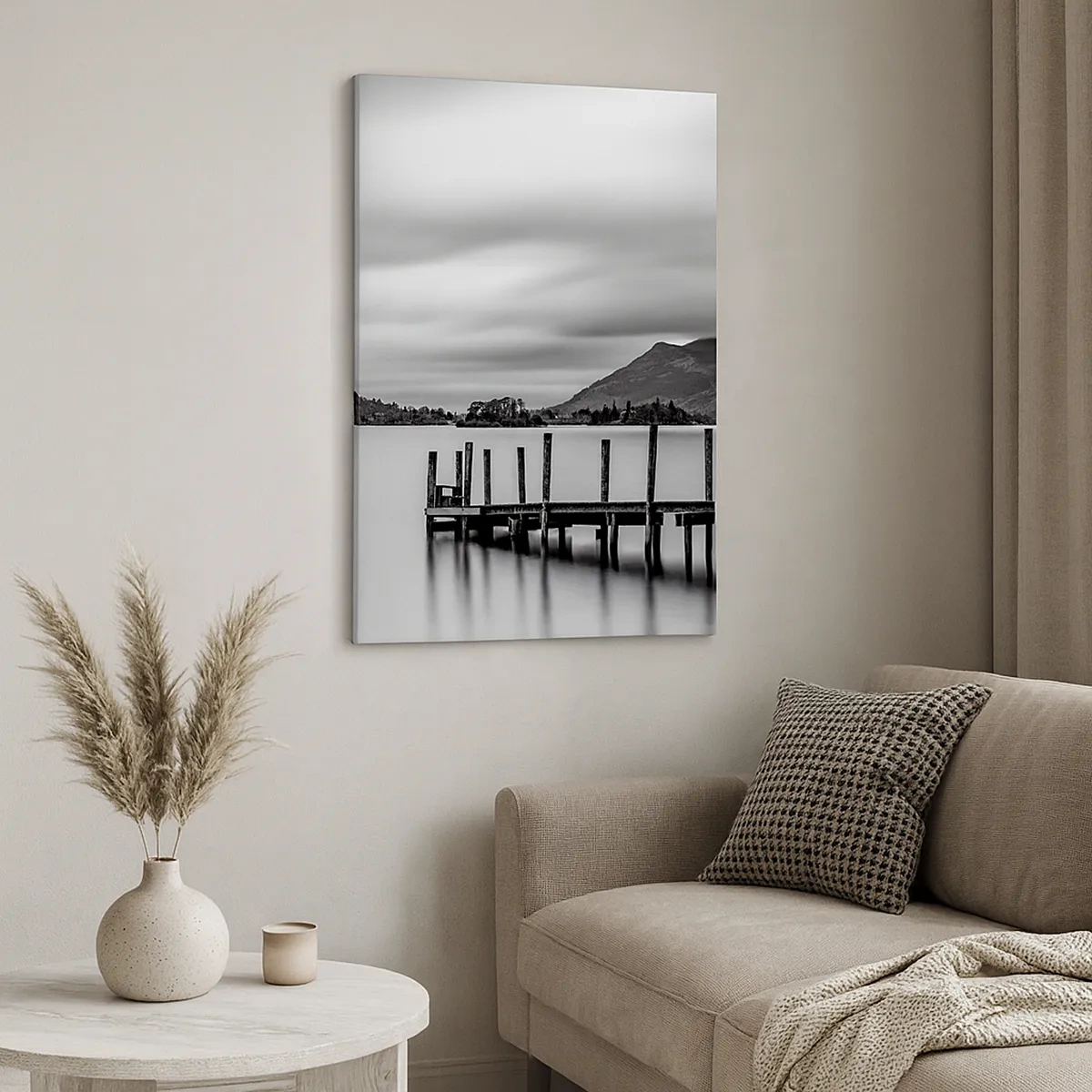 Bild auf Leinwand - Leinwandbild - Schwarz-weiße Landschaft mit einem Pier über einem See - 50x70cm - Milde und Kraft - Moderne Wanddekoration für Wohnzimmer und Schlafzimmer ARTTOR