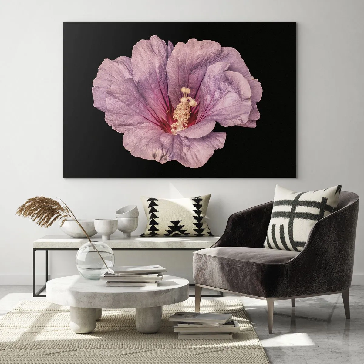 Glasbild - Bild auf glas - Nahaufnahme einer rosa Hibiskusblüte vor schwarzem Hintergrund - 70x50cm - Direkt ins Herz - Moderne Wanddekoration für Wohnzimmer und Schlafzimmer ARTTOR