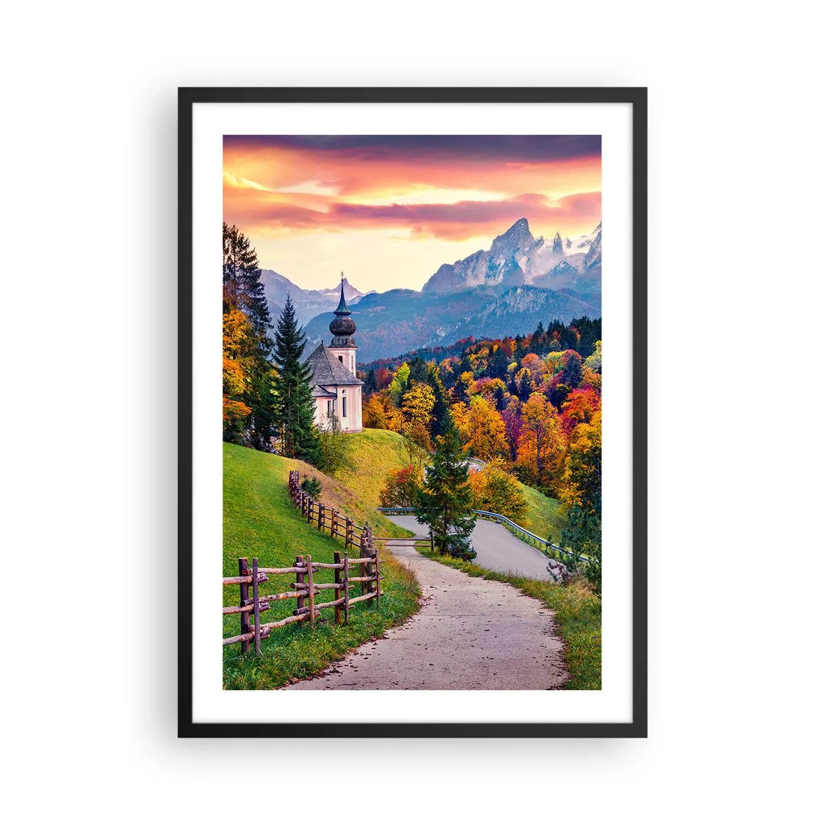 Poster in einem schwarzem Rahmen - Bergkapelle zwischen herbstlichen Bäumen bei Sonnenuntergang - 50x70cm - Landschaftsartige Malerei - Moderne Wanddekoration für Wohnzimmer und Schlafzimmer ARTTOR