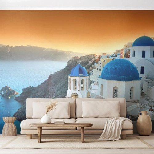 Selbstklebende Fototapete Deluxe Sticker - Santorini - an die Felsen gekuschelt - Landschaft, Griechenland, Santorin - 350x256 cm