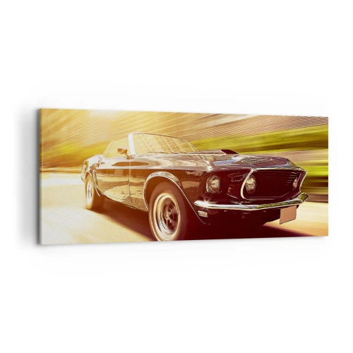 Bild auf Leinwand - Leinwandbild - Ein Oldtimer in Bewegung vor urbaner Kulisse - 120x50cm - 1967 - die Legende kehrt zurück - Moderne Wanddekoration für Wohnzimmer und Schlafzimmer ARTTOR