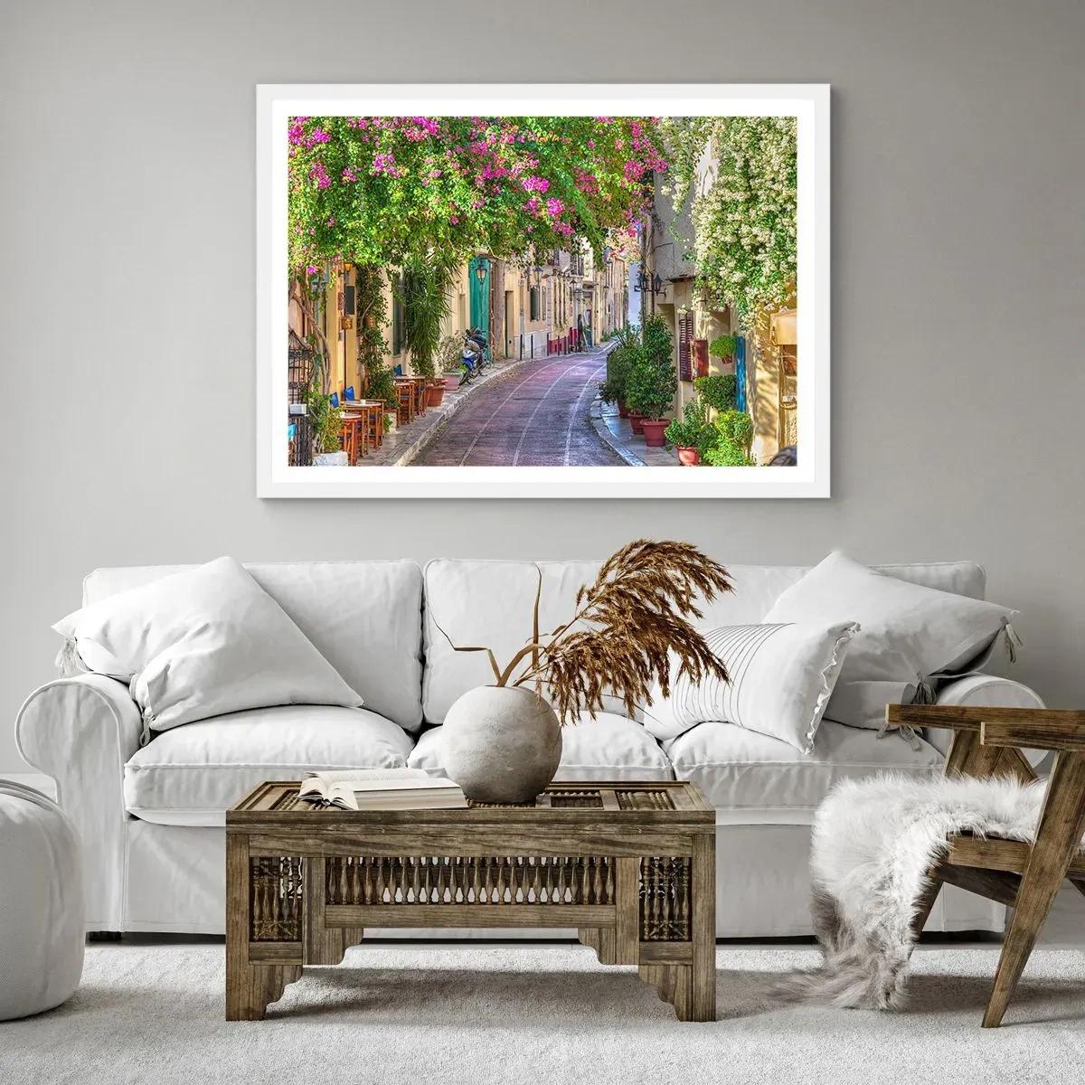 Poster in einem weißen Rahmen - Blühende Gasse - 91x61 cm