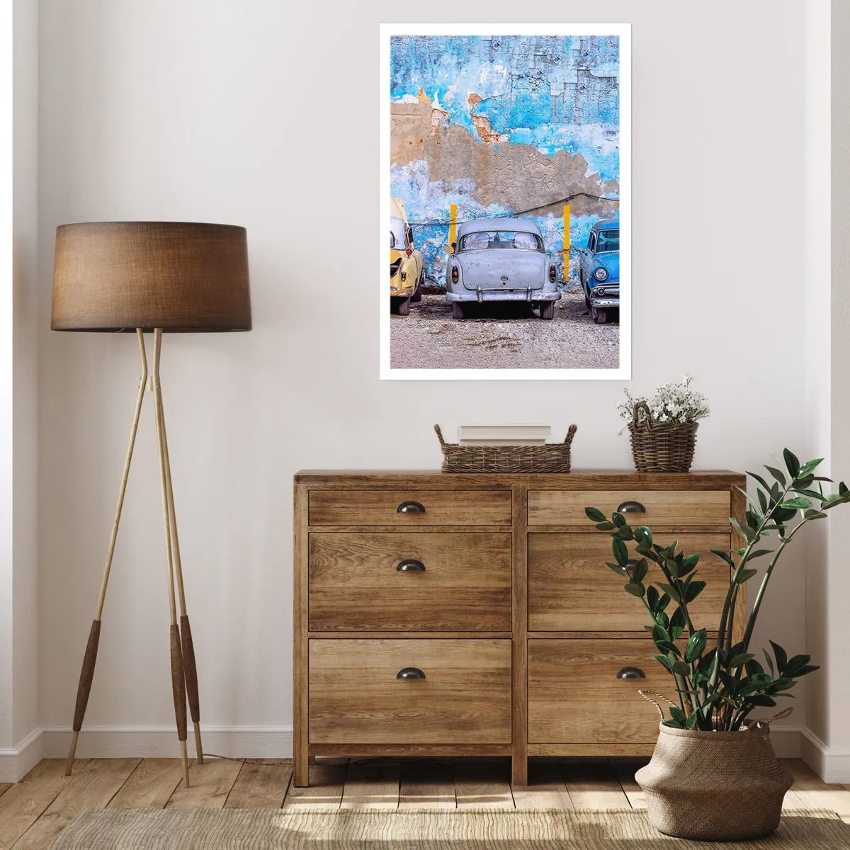 Poster - Alte Autos vor einer abgenutzten blauen Wand - 50x70cm - Treffen der Veteranen - Moderne Wanddekoration für Wohnzimmer und Schlafzimmer ARTTOR