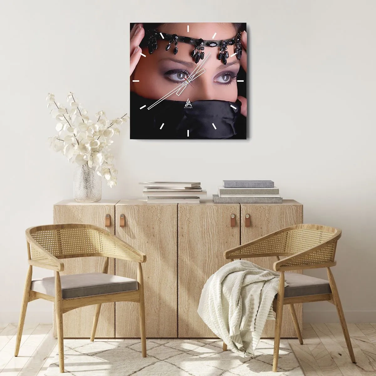 Wanduhr - Glasuhr - Porträt einer Frau mit dekorativem Schmuck vor schwarzem Hintergrund - 30x30cm - Orientalisches verführerisches Geheimnis - Moderne Wanddekoration für Wohnzimmer und Schlafzimmer ARTTOR