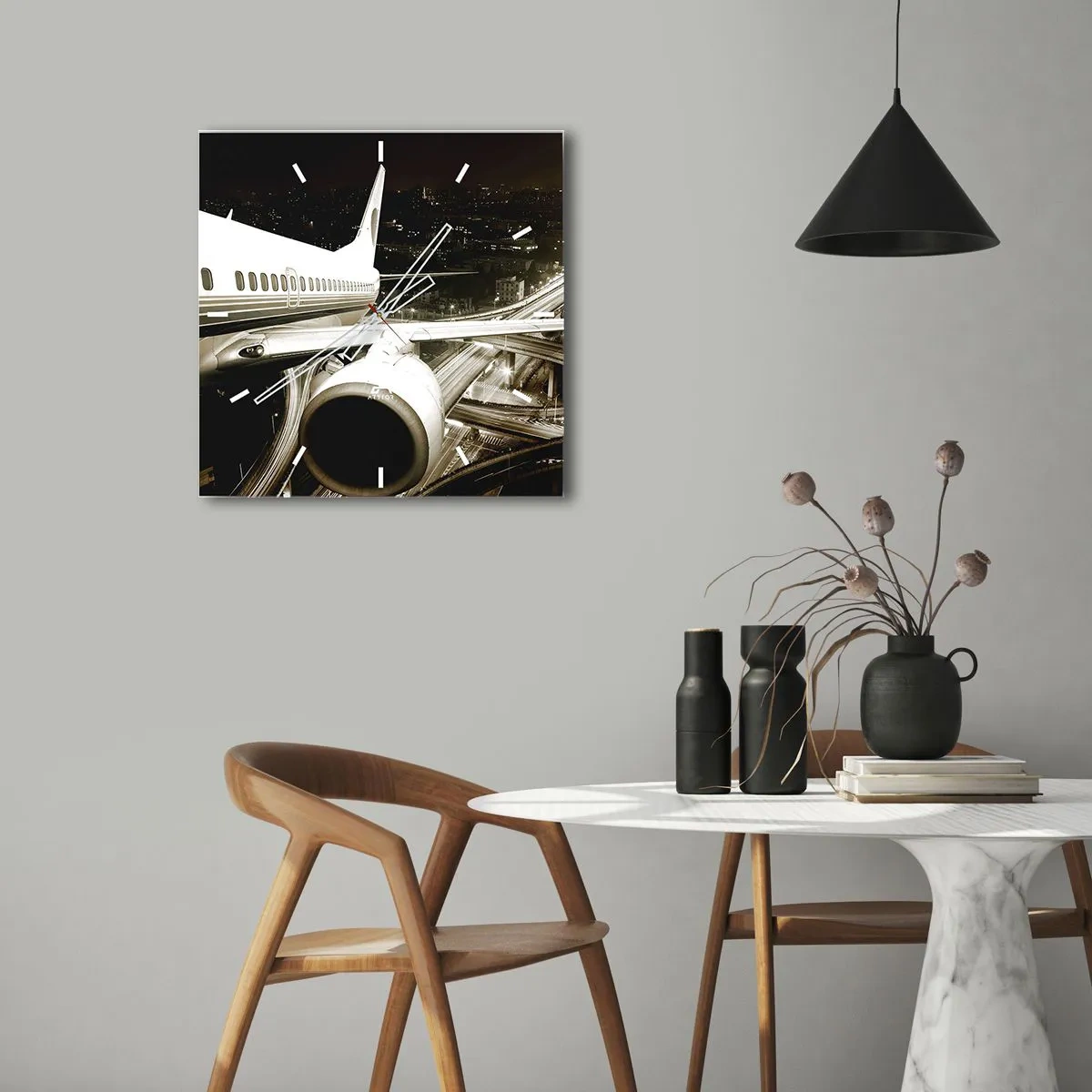 Wanduhr - Glasuhr - Ein Flugzeug über einer nächtlichen Stadt mit beleuchteten Autobahnen - 30x30cm - In die Nacht fliegen - Moderne Wanddekoration für Wohnzimmer und Schlafzimmer ARTTOR