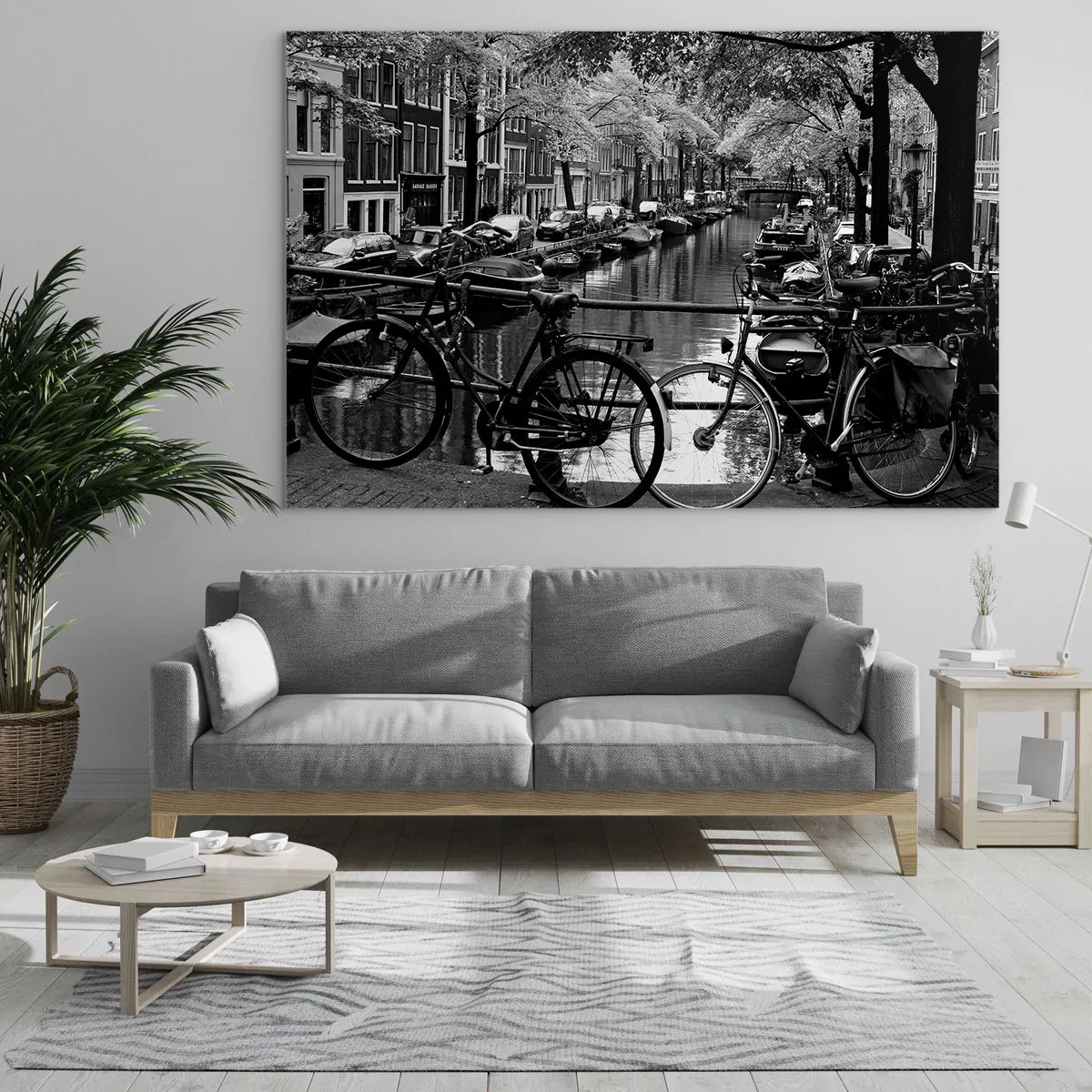 Glasbild - Bild auf glas - Schwarz-Weiß-Ansicht eines Kanals mit Fahrrädern und Booten - 70x50cm - Ein sehr holländischer Anblick - Moderne Wanddekoration für Wohnzimmer und Schlafzimmer ARTTOR