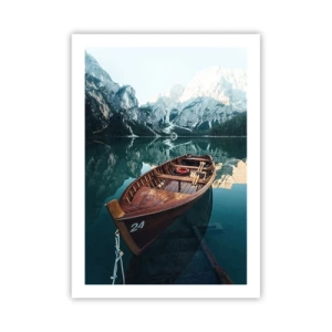 Poster - Ein Holzboot auf einem ruhigen See, umgeben von Bergen - 50x70cm - Wie auf Glas gemalt - Moderne Wanddekoration für Wohnzimmer und Schlafzimmer ARTTOR