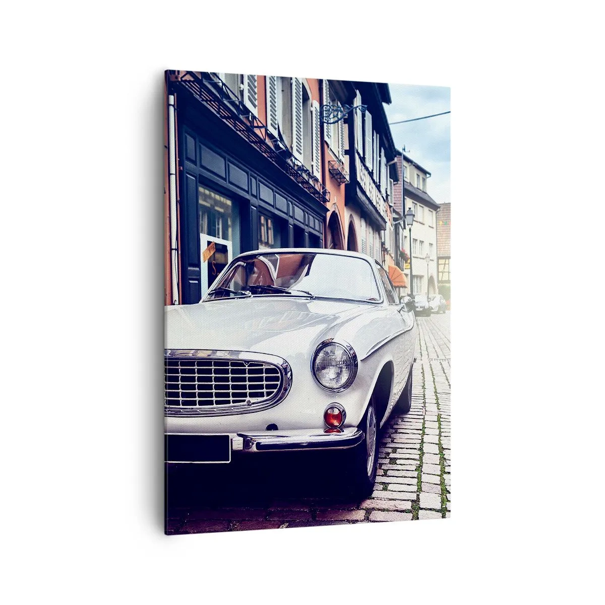 Bild auf Leinwand - Leinwandbild - Ein klassisches weißes Auto auf einer gepflasterten Stadtstraße - 70x100cm - Die Vergangenheit ist heute - Moderne Wanddekoration für Wohnzimmer und Schlafzimmer ARTTOR
