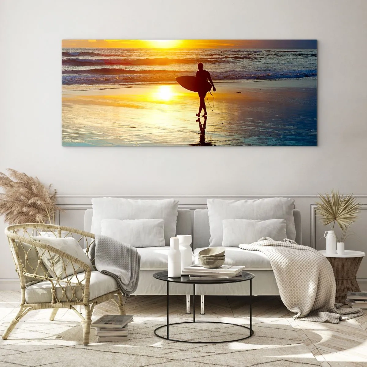 Glasbild - Bild auf glas - Ein Surfer geht bei Sonnenuntergang mit einem Brett in der Hand am Strand spazieren. - 160x50cm - Die Rückkehr des Kriegers - Moderne Wanddekoration für Wohnzimmer und Schlafzimmer ARTTOR
