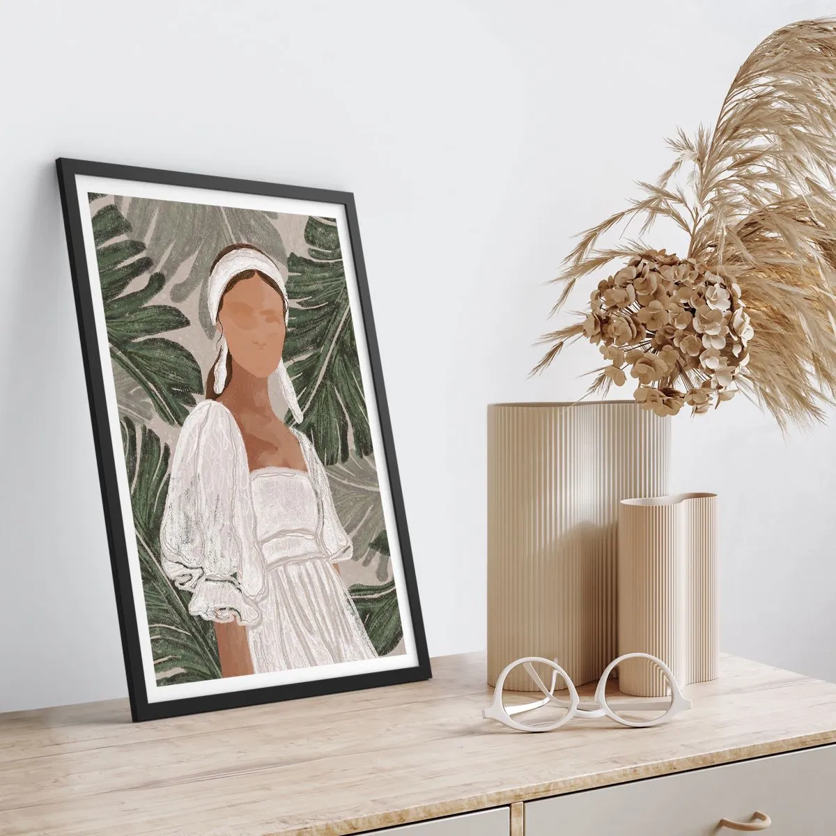 Poster in einem schwarzem Rahmen - Eine Frau in einem weißen Kleid vor einem Hintergrund aus grünen Blättern - 50x70cm - Exotisches Porträt - Moderne Wanddekoration für Wohnzimmer und Schlafzimmer ARTTOR