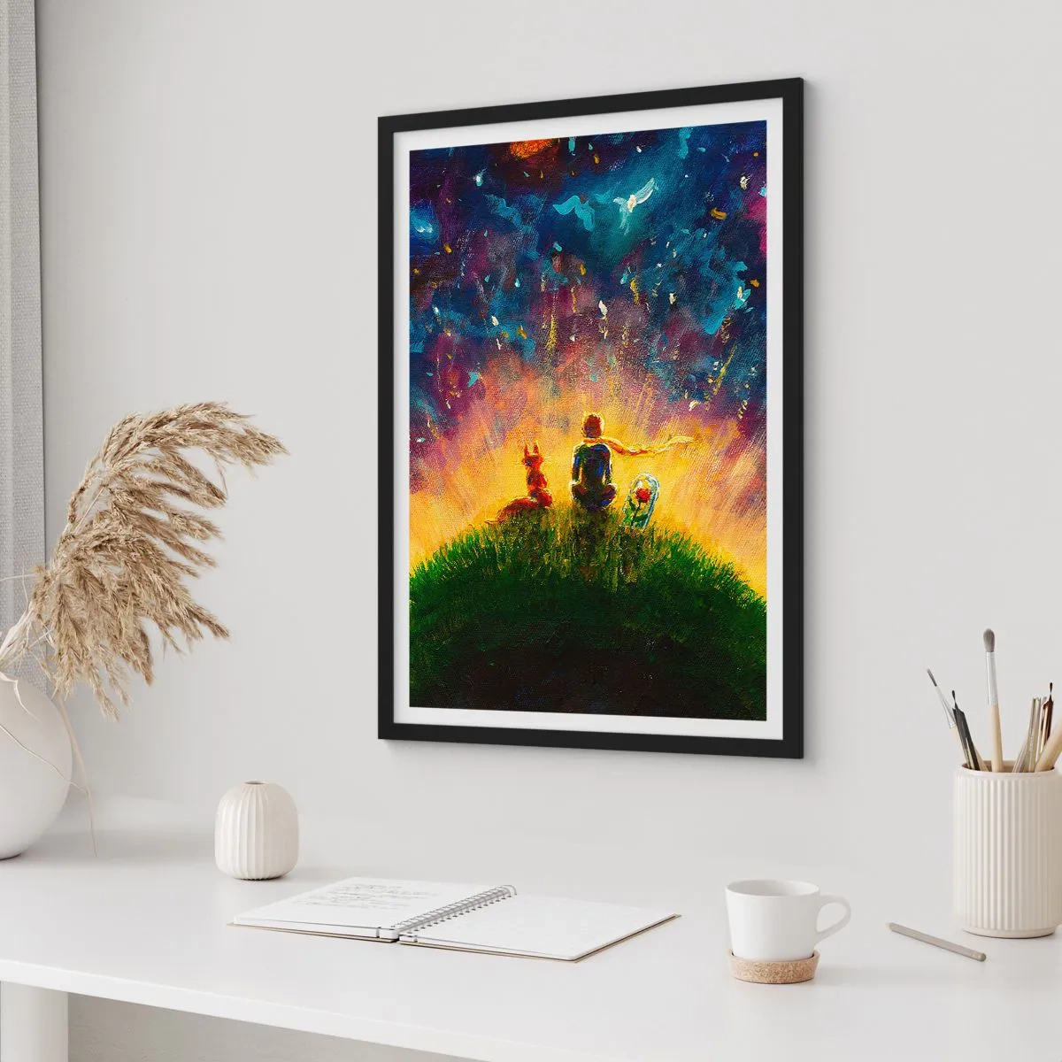 Poster in einem schwarzem Rahmen - Figuren sitzen auf einem Hügel unter einem Sternenhimmel - 50x70cm - Liebe und Freundschaft - die ganze Welt - Moderne Wanddekoration für Wohnzimmer und Schlafzimmer ARTTOR
