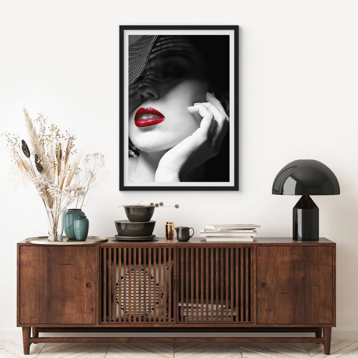 Poster in einem schwarzem Rahmen - Porträt einer Frau mit Hut und roten Lippen - 50x70cm - Eine Studie in Scharlachrot - Moderne Wanddekoration für Wohnzimmer und Schlafzimmer ARTTOR