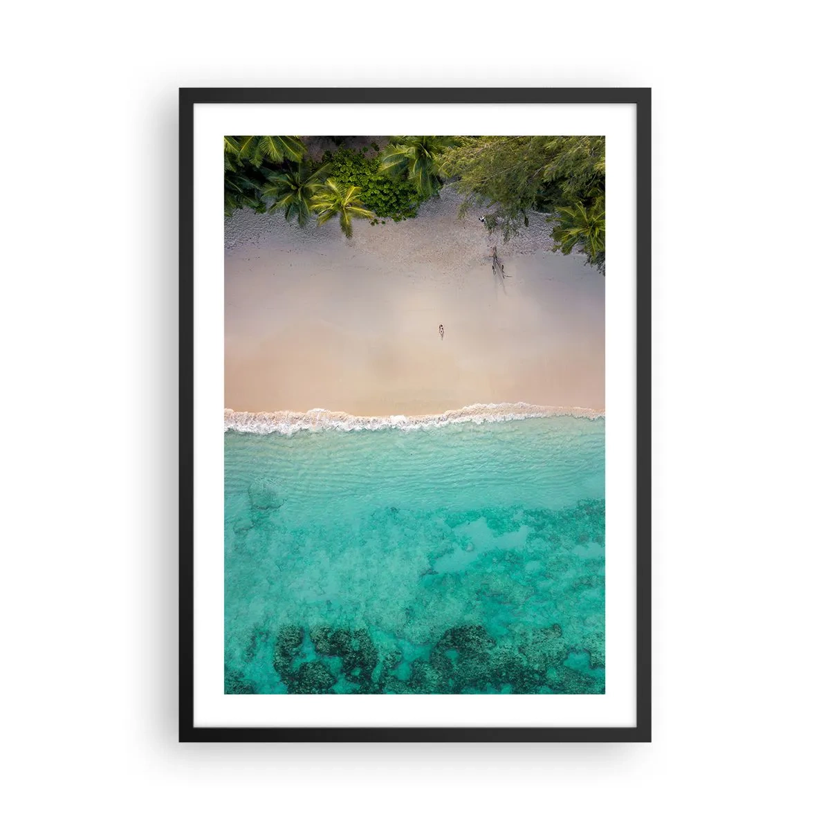 Poster in einem schwarzem Rahmen - Luftaufnahme des Strandes mit türkisfarbenem Wasser und Palmen - 50x70cm - Paradiesstrand - Moderne Wanddekoration für Wohnzimmer und Schlafzimmer ARTTOR