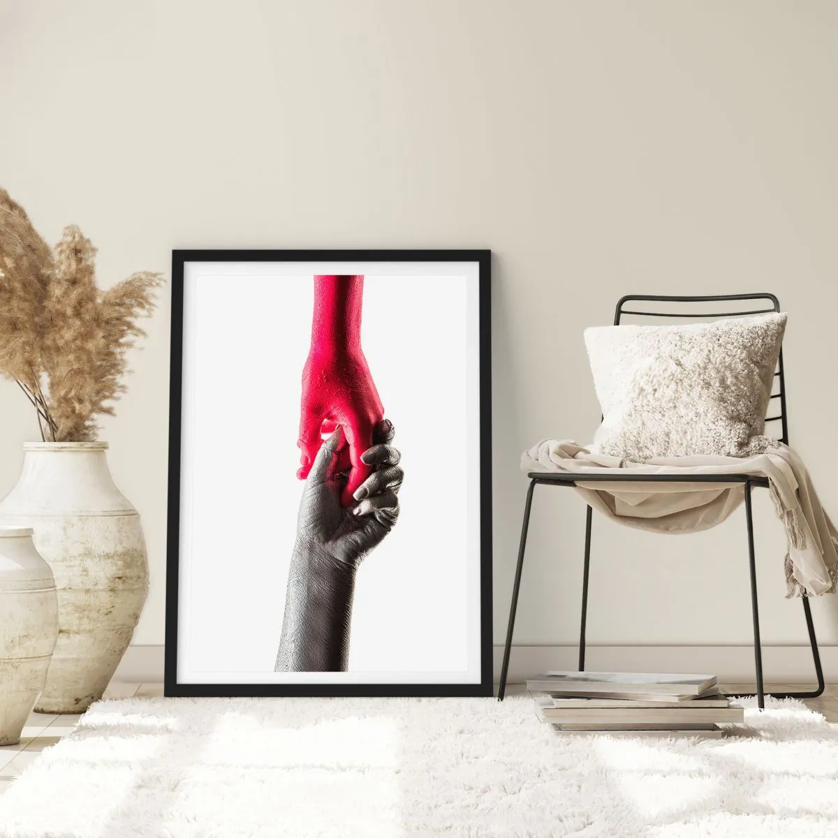Poster in einem schwarzem Rahmen - Symbolische Hände in Rot und Silber auf weißem Hintergrund - 50x70cm - Gemeinsam, obwohl anders - Moderne Wanddekoration für Wohnzimmer und Schlafzimmer ARTTOR