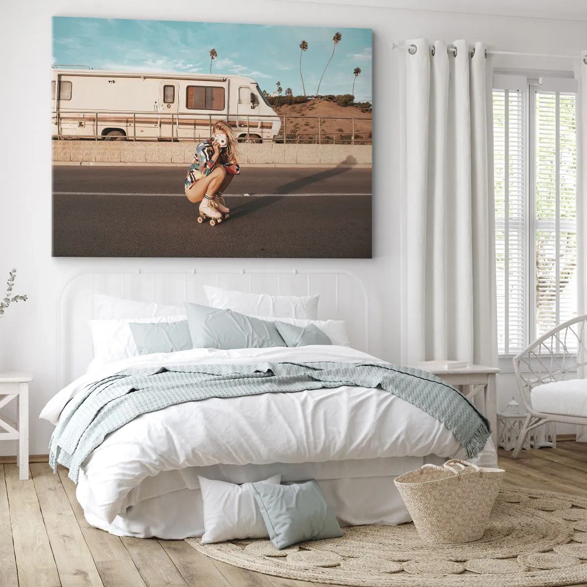 Bild auf Leinwand - Leinwandbild - Ein Mädchen auf Rollschuhen macht an einem sonnigen Tag ein Foto. - 120x80cm - Lächel bitte! - Moderne Wanddekoration für Wohnzimmer und Schlafzimmer ARTTOR