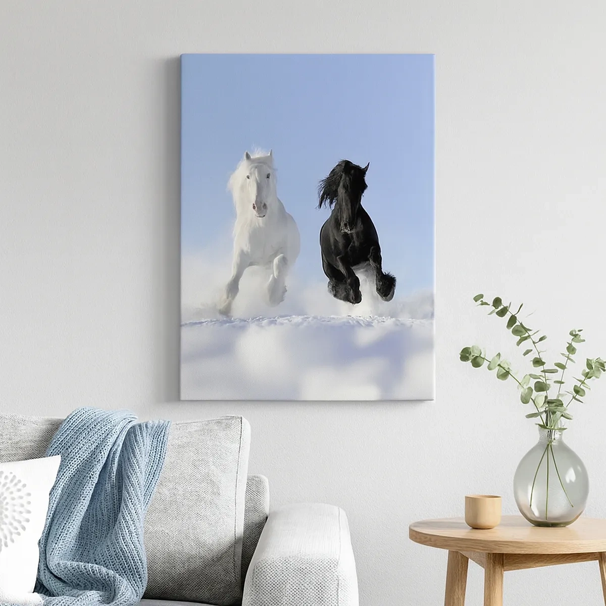 Bild auf Leinwand - Leinwandbild - Ein weißes und ein schwarzes Pferd galoppieren durch den Schnee - 50x70cm - Schwarz-Weiß-Galopp - Moderne Wanddekoration für Wohnzimmer und Schlafzimmer ARTTOR