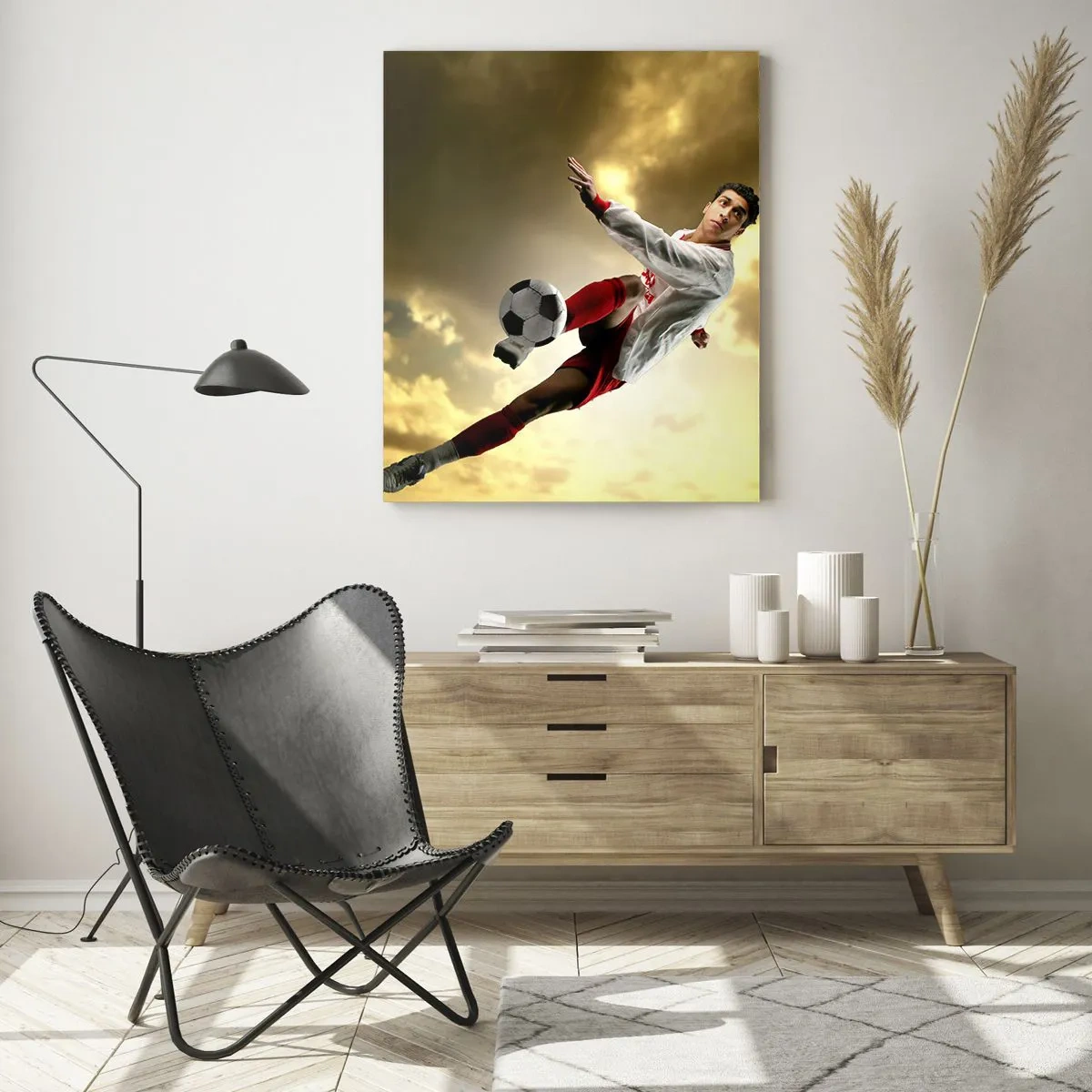 Glasbild - Bild auf glas - Ein Fußballspieler in einem dynamischen Sprung kickt den Ball in den Himmel - 80x120cm - Fußballhimmel - Moderne Wanddekoration für Wohnzimmer und Schlafzimmer ARTTOR