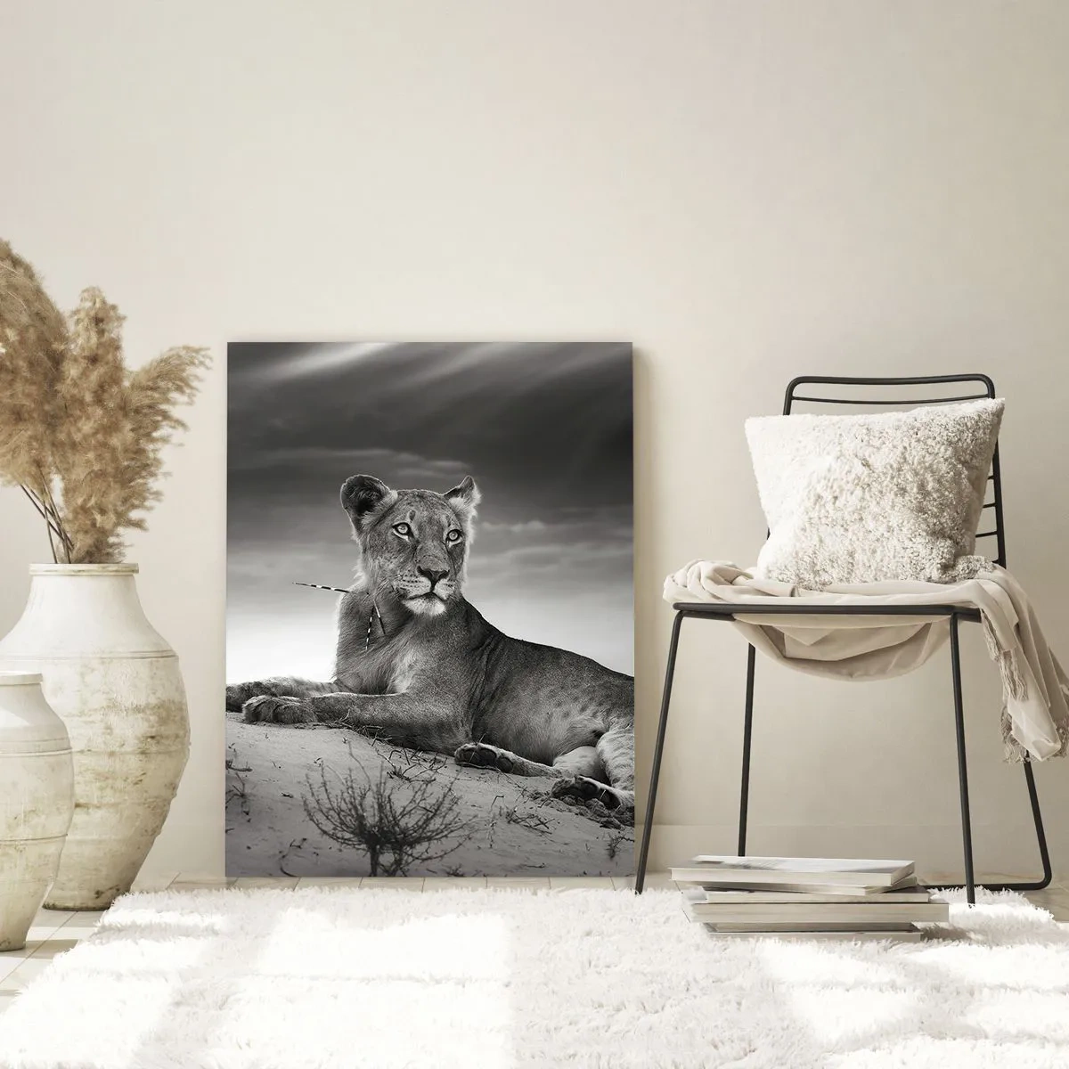 Glasbild - Bild auf glas - Schwarz-Weiß-Porträt einer Löwin in der Savanne - 80x120cm - Die Königin der Wüstenruhe - Moderne Wanddekoration für Wohnzimmer und Schlafzimmer ARTTOR