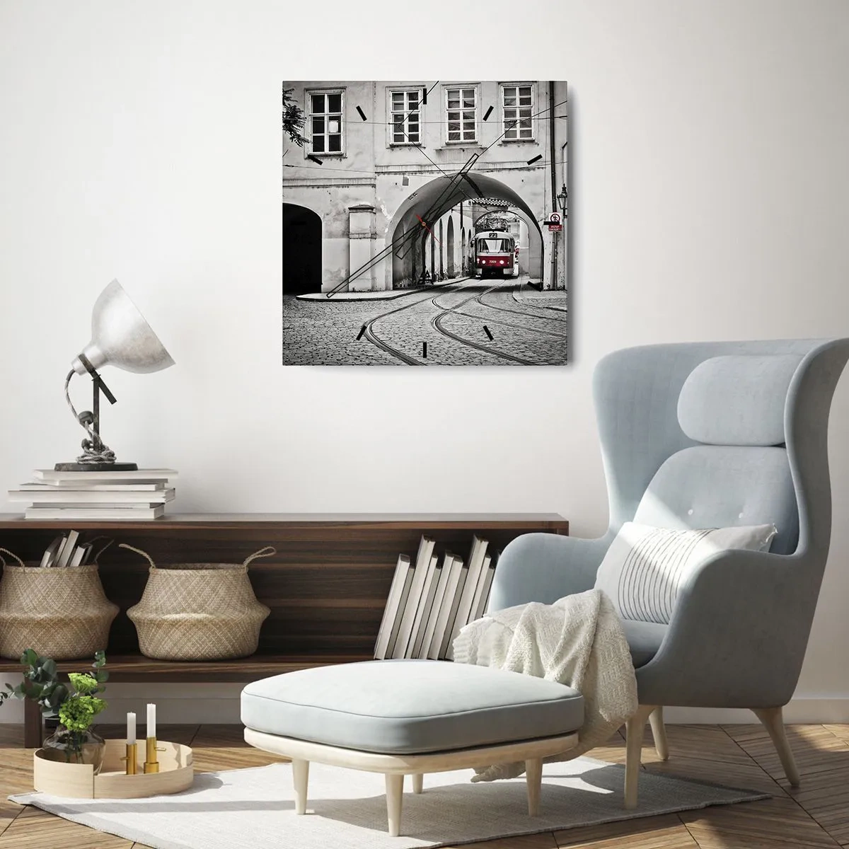 Wanduhr - Glasuhr - Eine schwarz-weiße Straßenbahn in einer historischen Stadtstraße - 30x30cm - Durch das Stadtlabyrinth - Moderne Wanddekoration für Wohnzimmer und Schlafzimmer ARTTOR