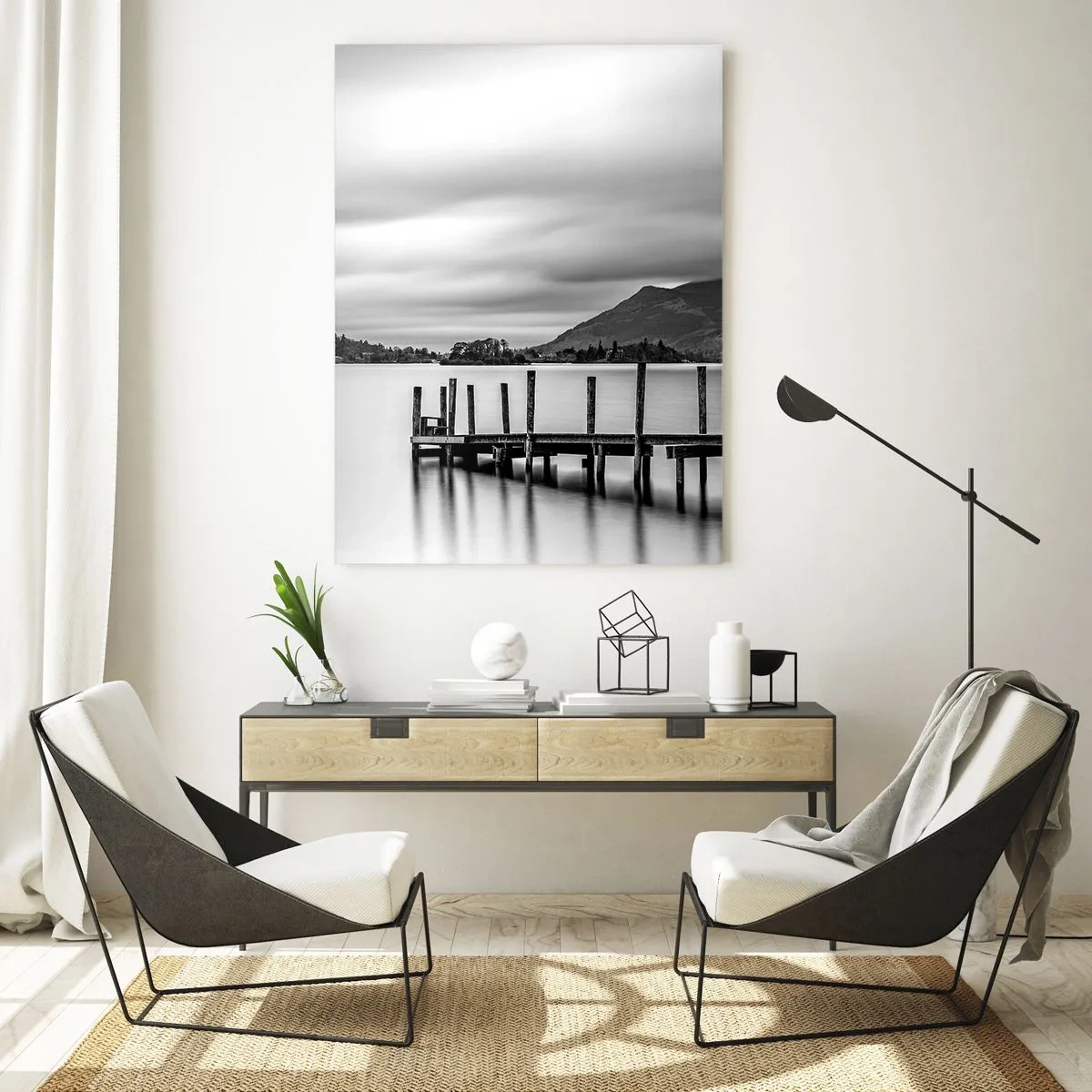 Glasbild - Bild auf glas - Schwarz-weiße Landschaft mit einem See und einem Holzsteg - 50x70cm - Milde und Kraft - Moderne Wanddekoration für Wohnzimmer und Schlafzimmer ARTTOR