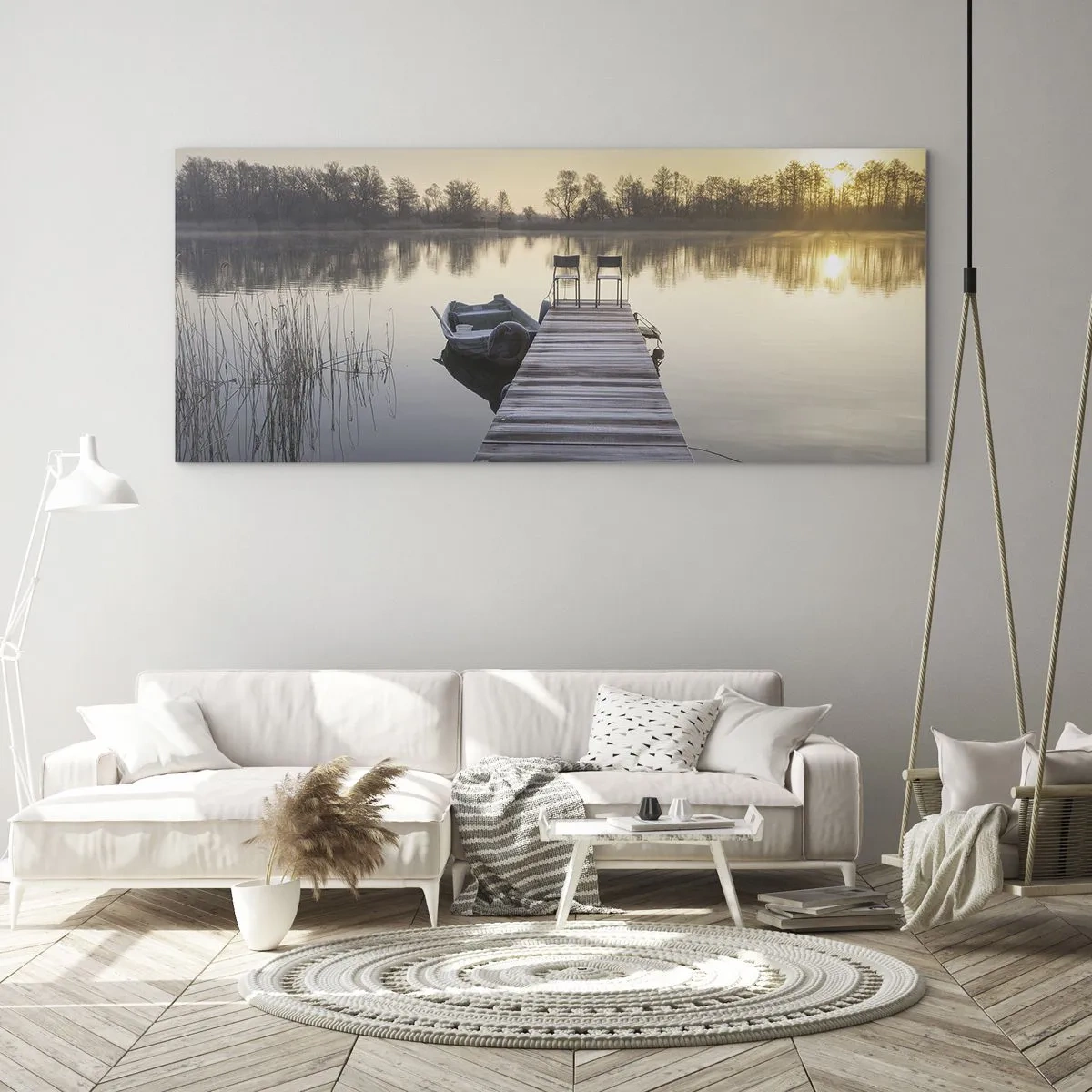 Glasbild - Bild auf glas - Ein Pier am Seeufer am Morgen mit einem Boot und Stühlen - 120x50cm - Ich komme nach einiger Zeit zurück - Moderne Wanddekoration für Wohnzimmer und Schlafzimmer ARTTOR