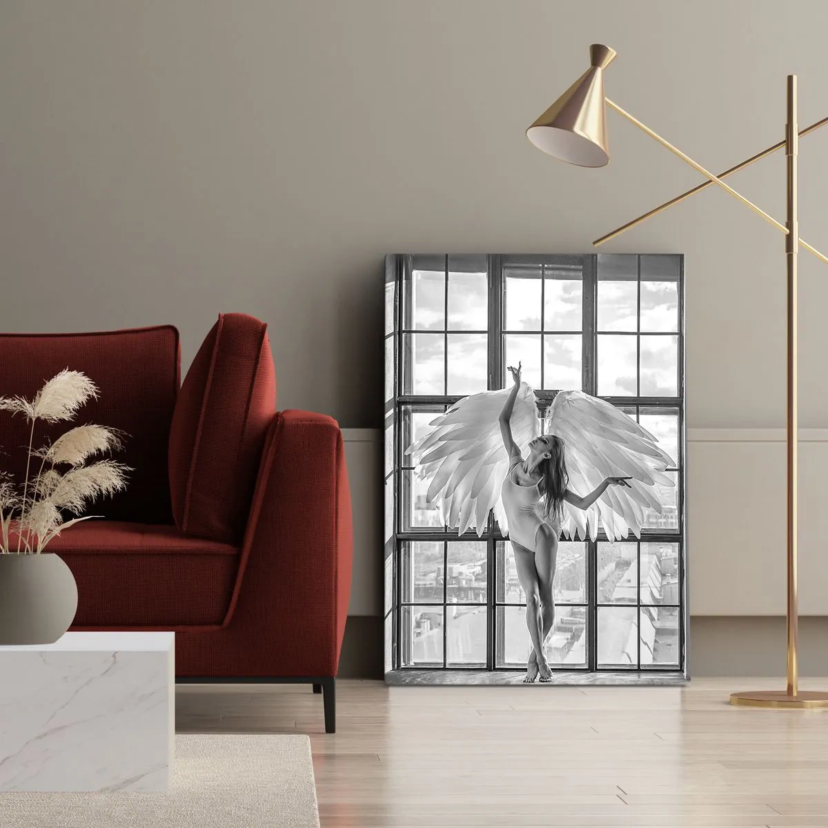 Bild auf Leinwand - Leinwandbild - Eine Frau mit Engelsflügeln vor dem Hintergrund eines Dachbodenfensters - 50x70cm - Stadt der Engel? - Moderne Wanddekoration für Wohnzimmer und Schlafzimmer ARTTOR