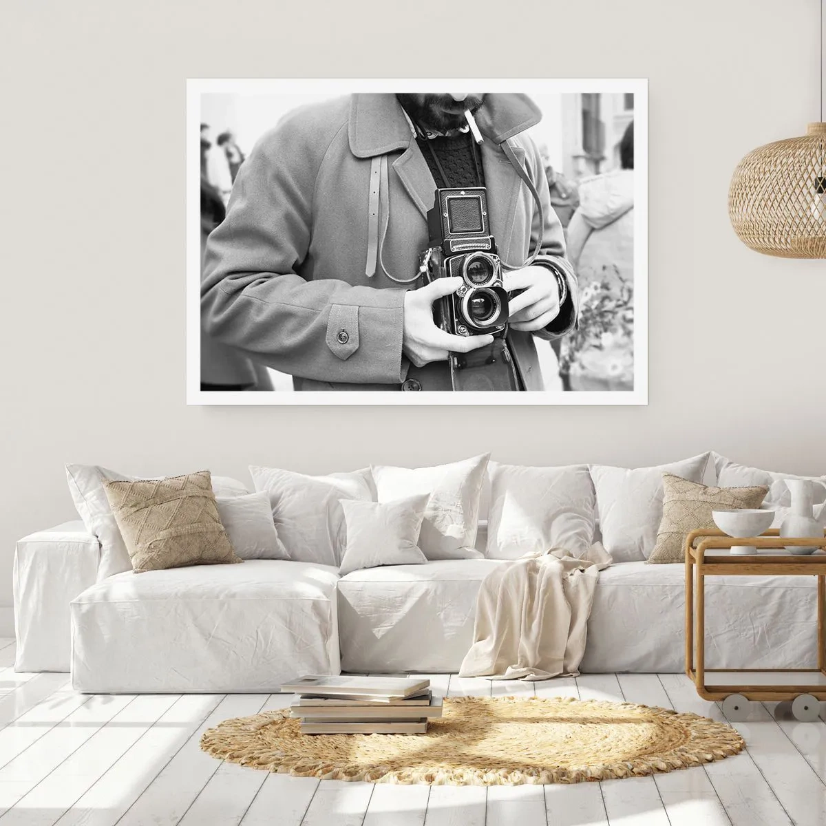 Poster - Schwarz-Weiß-Foto eines Mannes mit einer Retro-Kamera - 100x70cm - Retro-Stil - Moderne Wanddekoration für Wohnzimmer und Schlafzimmer ARTTOR