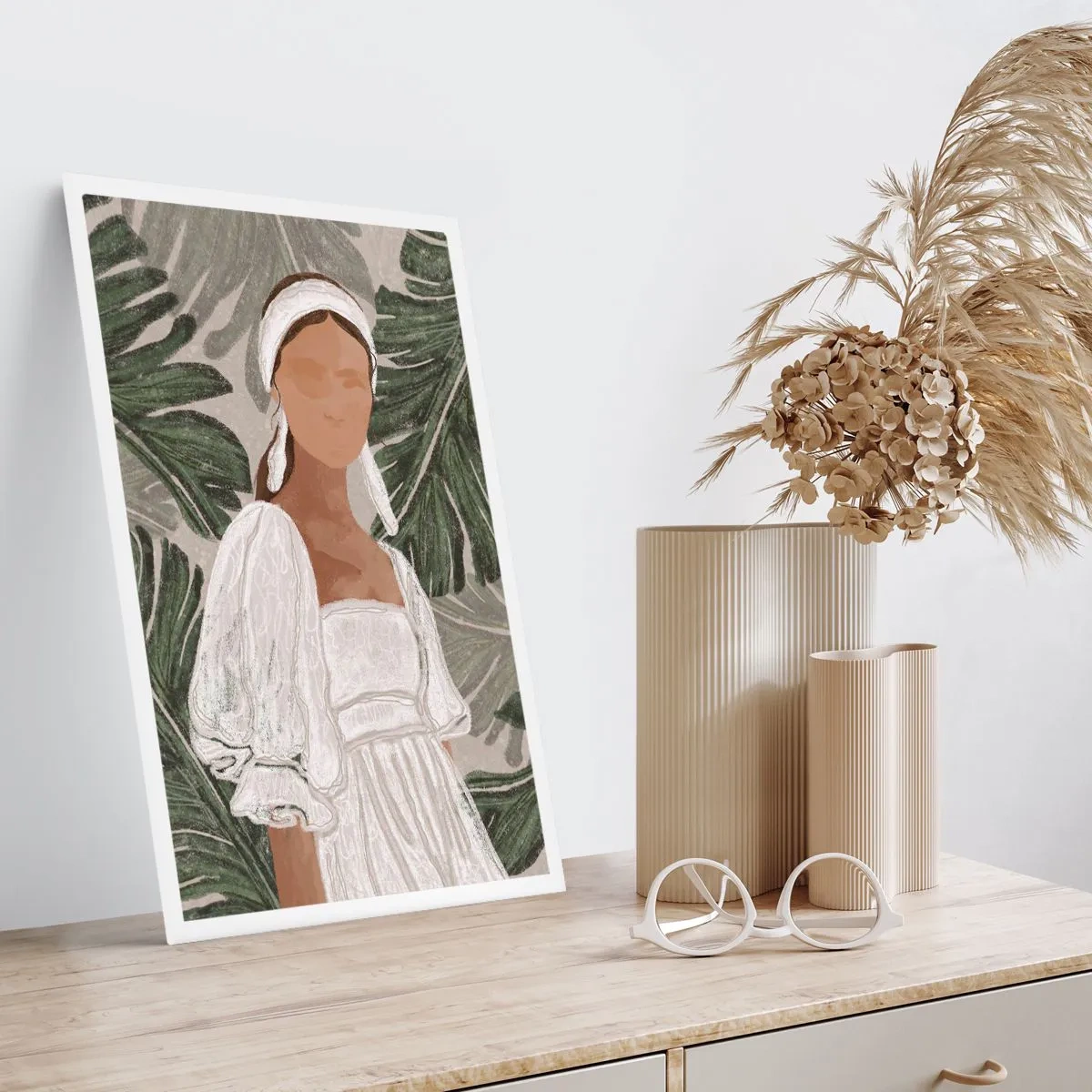 Poster - Eine Frau in einem weißen Kleid vor einem Hintergrund aus grünen Blättern - 50x70cm - Exotisches Porträt - Moderne Wanddekoration für Wohnzimmer und Schlafzimmer ARTTOR