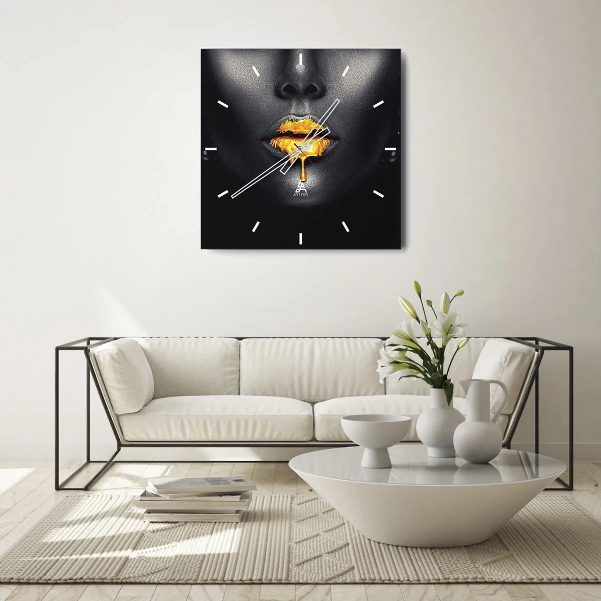 Wanduhr - Glasuhr - Schwarz-goldenes Porträt einer Frau mit einem Tropfen Gold auf den Lippen - 30x30cm - Goldmaul - Moderne Wanddekoration für Wohnzimmer und Schlafzimmer ARTTOR