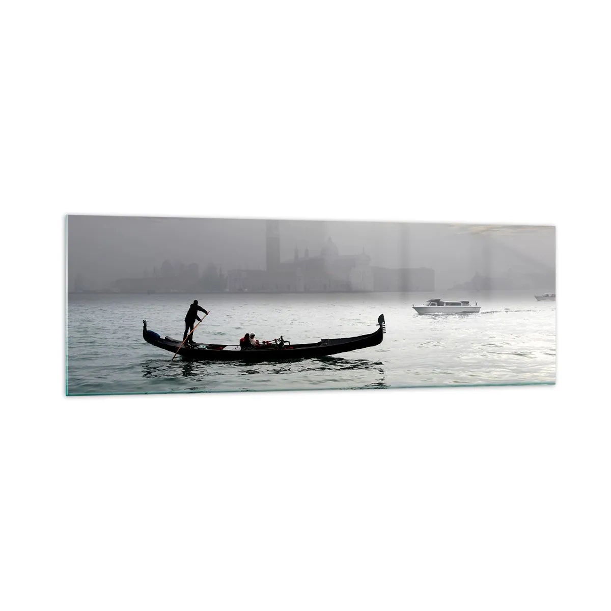 Glasbild - Bild auf glas - An einem nebligen Morgen gleitet eine Gondel über die Gewässer Venedigs und bietet einen Blick auf die Stadt. - 160x50cm - Eine fabelhafte Stadt aus Wasser und Nebel - Moderne Wanddekoration für Wohnzimmer und Schlafzimmer ARTTO