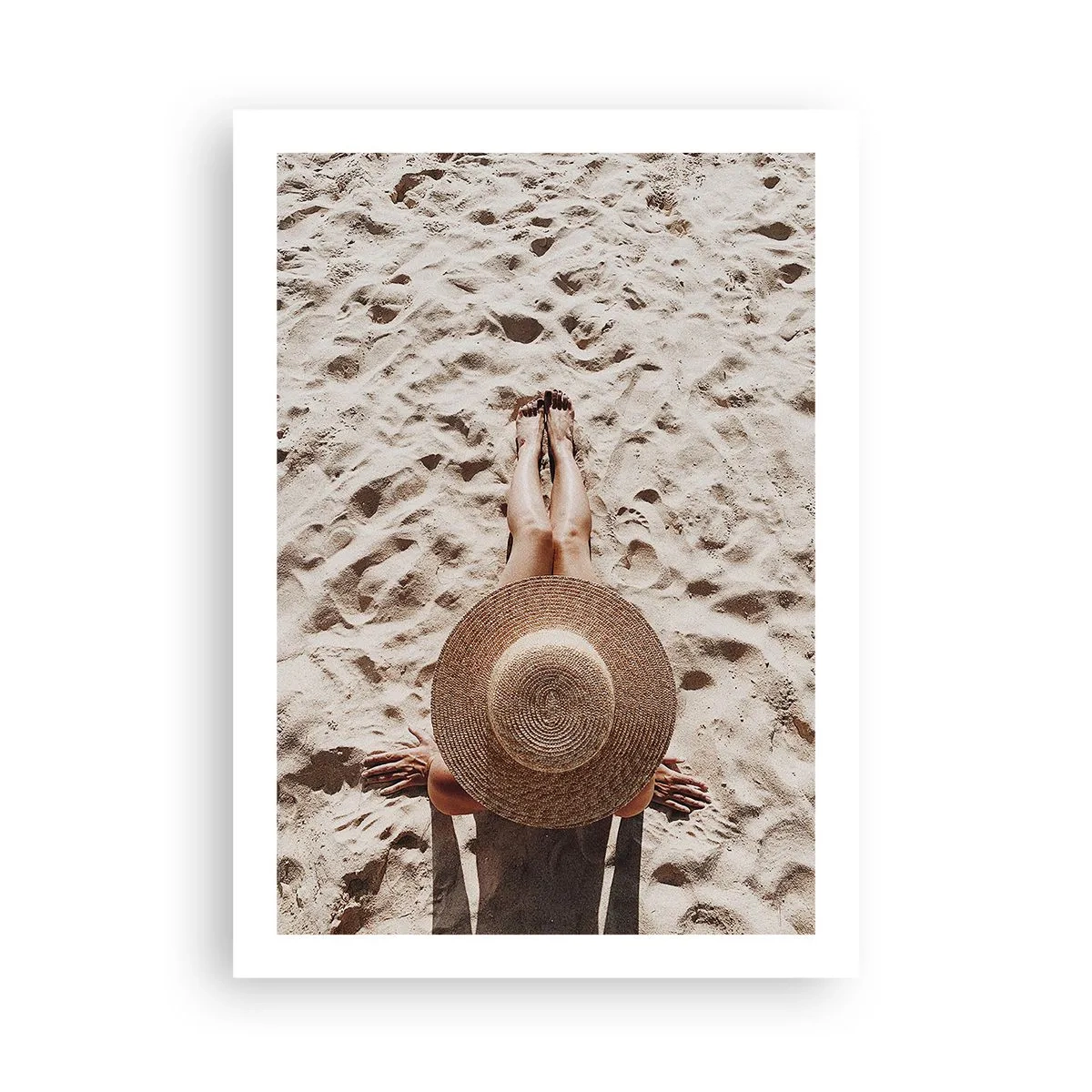 Poster - Person, die am Strand ein Sonnenbad nimmt, Draufsicht mit einem großen Hut vor dem Sand - 50x70cm - Traumzeit - Moderne Wanddekoration für Wohnzimmer und Schlafzimmer ARTTOR