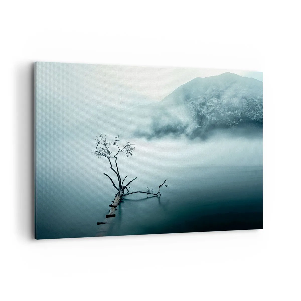 Bild auf Leinwand - Leinwandbild - Ein einsamer Baum im Wasser, umgeben von Nebel und Bergen - 100x70cm - Aus Wasser und Nebel - Moderne Wanddekoration für Wohnzimmer und Schlafzimmer ARTTOR