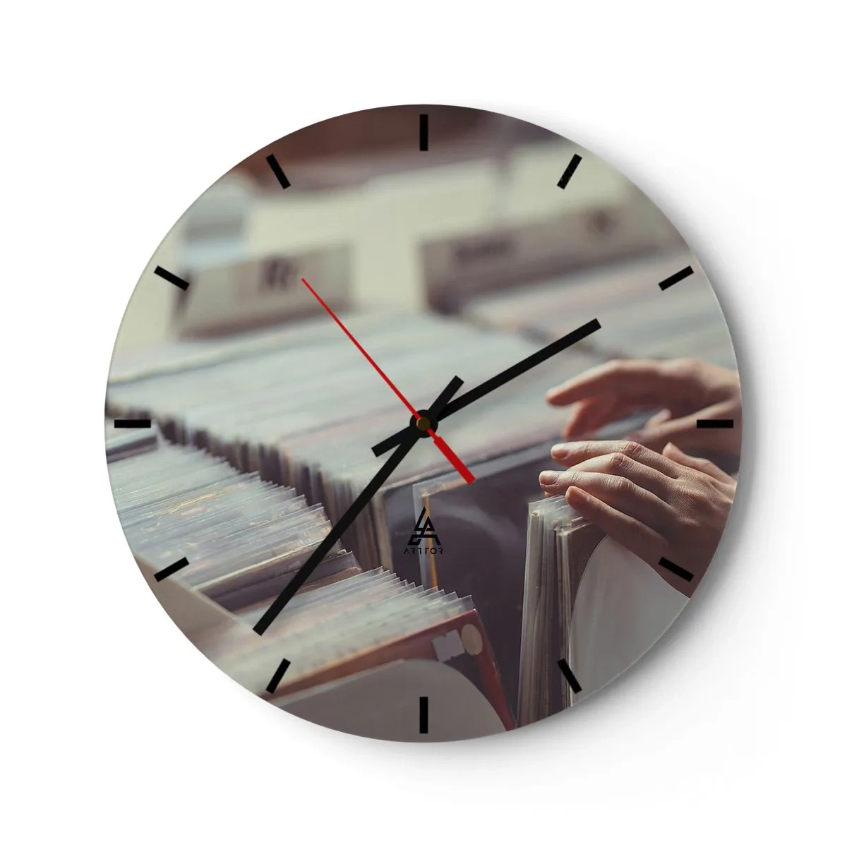 Wanduhr - Glasuhr - Vinyl in einem Musikgeschäft durchstöbern - 30x30cm - Auf der Suche nach Emotionen - Moderne Wanddekoration für Wohnzimmer, Küche und Schlafzimmer ARTTOR