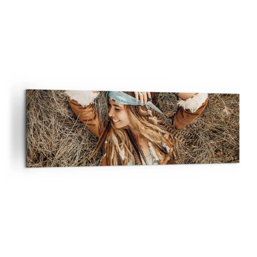 Bild auf Leinwand - Leinwandbild - Frau im Boho-Stil liegt auf Heu - 160x50cm - Auf dem Weg in den Sommer der Liebe - Moderne Wanddekoration für Wohnzimmer und Schlafzimmer ARTTOR