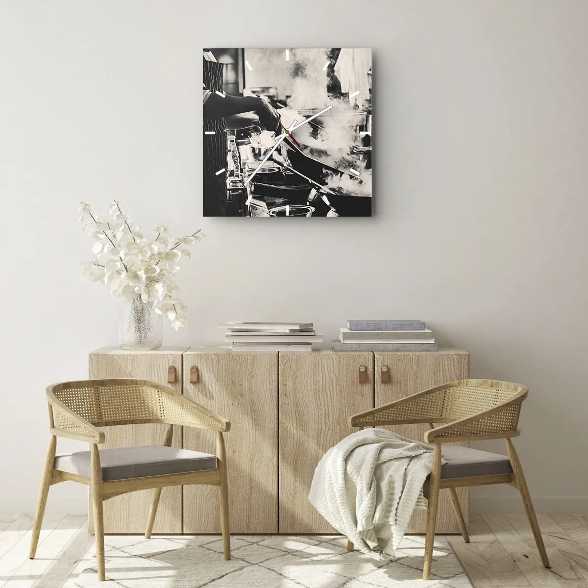 Wanduhr - Glasuhr - Ein Koch bei der Arbeit in der Küche, aus einer Bratpfanne steigt Dampf auf - 30x30cm - Alchemie der Aromen - Moderne Wanddekoration für Wohnzimmer und Schlafzimmer ARTTOR