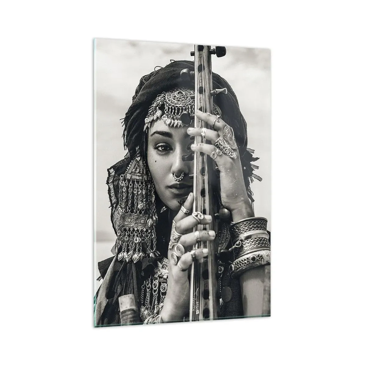 Glasbild - Bild auf glas - Porträt einer Frau mit ethnischem Schmuck, die ein Instrument in der Hand hält - 80x120cm - Die Musik des Orients selbst - Moderne Wanddekoration für Wohnzimmer und Schlafzimmer ARTTOR