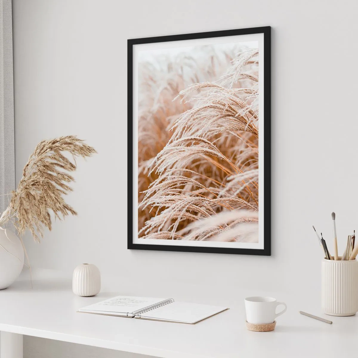 Poster in einem schwarzem Rahmen - Nahaufnahme von bereiften Gräsern in einer Winterlandschaft - 50x70cm - Verbeuge dich vor der Herbstsonne - Moderne Wanddekoration für Wohnzimmer und Schlafzimmer ARTTOR